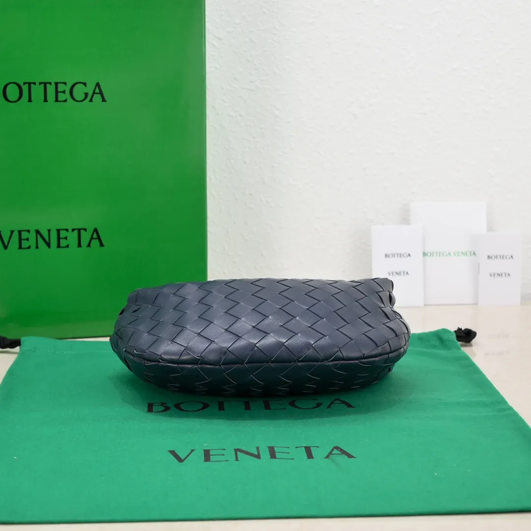 Batch 1120 BV Bottega Veneta's new early spring women's MINI JODIE handbag BV bag 🔥The new method is based on the original rounded corners, knotted with classic woven leather round hobo bag, The most iconic triangular pull-out design, using sheepskin draped soft shape, is super suitable for concave shapes~ Jodie feels really gentle to people, and is definitely the best item for daily matching. It has the same weave, new elements and twists, is compact and versatile, and is the new favorite of street style Internet celebrities! Dimensions: 23x28x8 Model: 6699-1